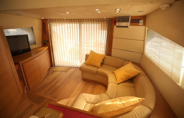 Dream rental yacht dubai 62 ft image 5