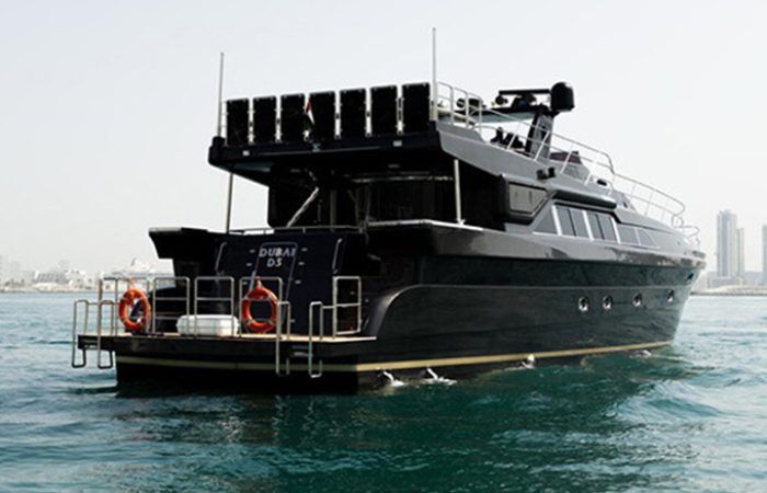 Luxurious yacht dubai 95 ft image 1