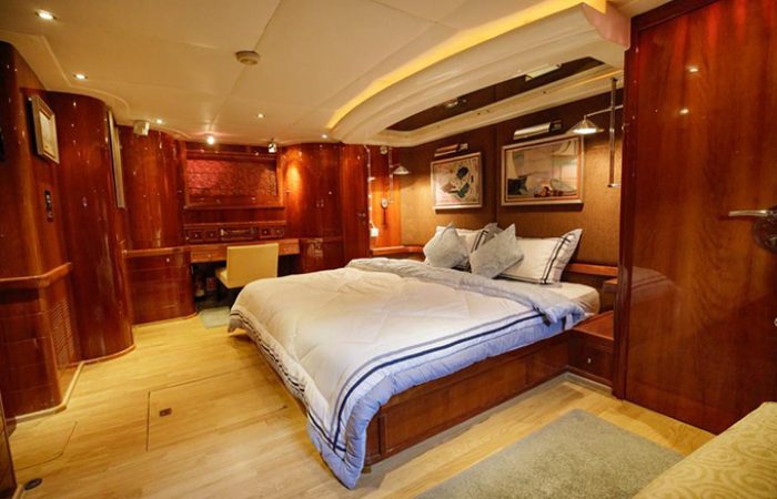 Luxurious yacht dubai 95 ft image 9